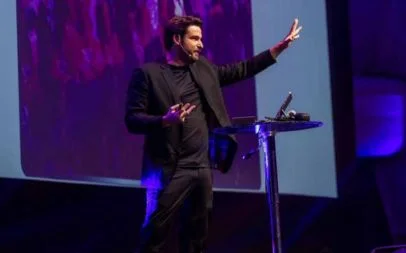 Tony Ventura ensinando IA generativa na prática no treinamento de IA para empresa em São Paulo